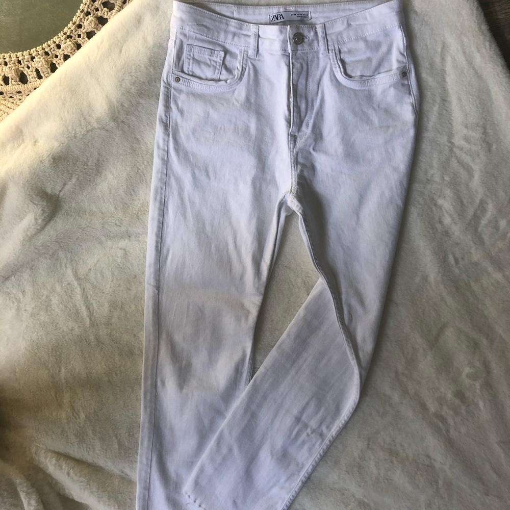 White Straight-leg Zara Jeans w/ frayed hem